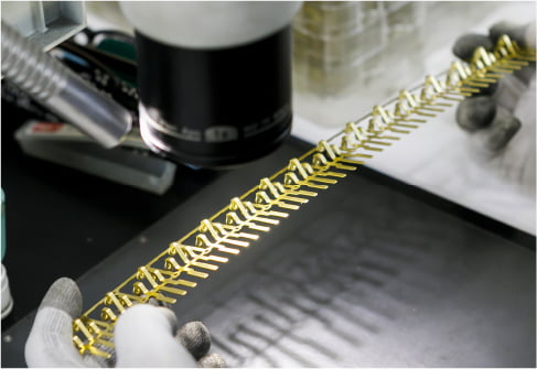 ハイブリッドAC サーボプレスの加工製品例の写真